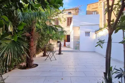 Image de Maison de pêcheur individuelle avec jardin vieux, à 100 mètres de la mer.