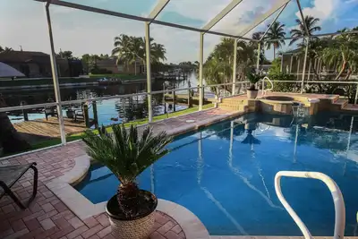 Image de Villa de rêve dans un emplacement idéal sur le large canal et grande piscine avec jacuzzi