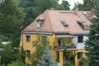 Image de confortable appartement mansardé à Kleinzschachwitz entre Elberadweg u. tramway