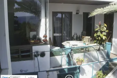 Image de Appartement confortable sur la côte sud avec vue sur la mer