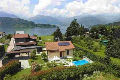 Maison au bord du lac avec piscine chauffée à l'énergie solaire, vue sur le lac, jardin, cheminée (amarre pour bateau)