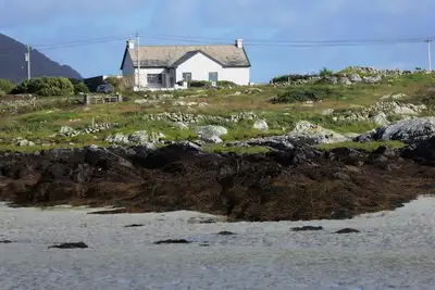 Image de House between coast, lake + mountains: every window view is a Connemara highlight!