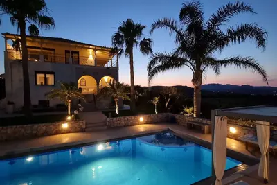 Image de Villa indépendante de luxe avec piscine, près de la plage, vue panoramique