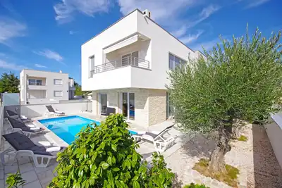 Image de Appartement 80 m² directement sur la mer avec piscine chauffée au sel et bateau à moteur 115 ch