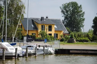Image de Université des sciences appliquées située dans le port; Vue sur l'eau, sauna, cheminée, ****