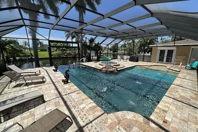 Image de piscine privée d'eau salée surdimensionnée avec ponton, accès direct au GoM