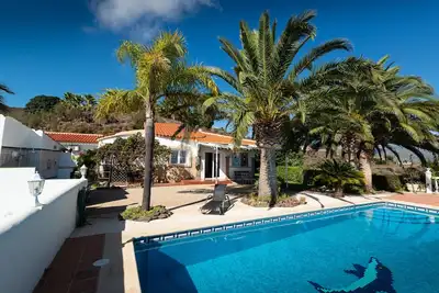 Image de Maison de campagne intimiste avec vue imprenable sur la mer et une grande piscine sous les palmiers