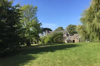 Image de charmante maisonnette bretonne dans un cadre verdoyant