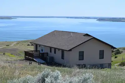 Image de Destination de pĂŞche et de chasse sur le lac Oahe avec une vue Ă couper le souffle