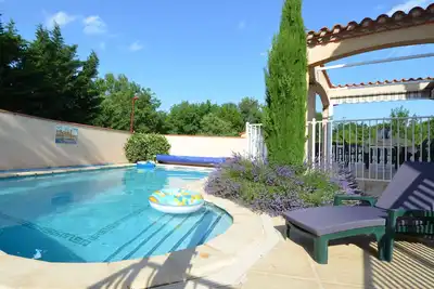 Image de Villa lumineuse, piscine, grand jardin privé.