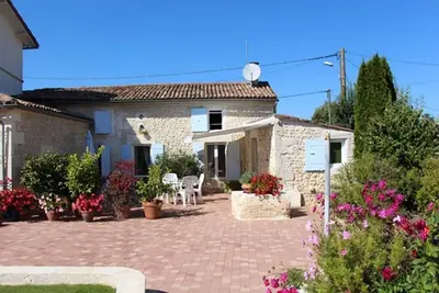 Image de Petite maison Charentaise avec jardin. \nCalme et détente assurés