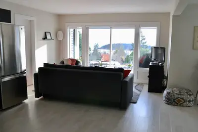 Image de Nouveau! Suite moderne avec vue sur la mer et 2 chambres - Sechelt, Bc