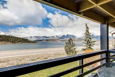 Image de Lakeside Retreat - Emplacement parfait pour les couples ou les familles avec des vues imbattables!