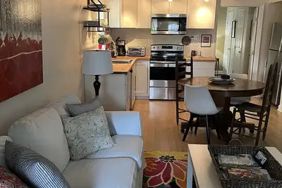 Image de Appartement privé pittoresque au coeur de Mandeville offre une retraite tranquille.