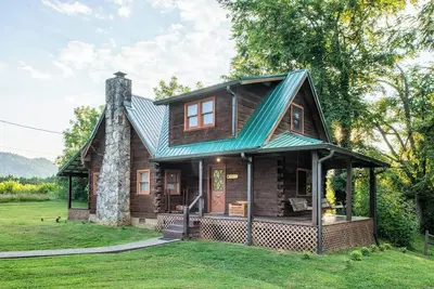 Image de Retraite des eaux ondulantes | Riverfront Cabin Rustique à Townsend, Tn