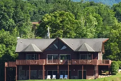 Image de Venez visiter 1 Ski Lodge, où vous pourrez faire de la randonnée, du bateau et profiter de la vue sur la montagne et le lac!
