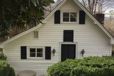 Image de Historic Victoria Lea Guest Cottage dans le centre-ville de Tryon, Nc