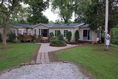 Image de Maison de campagne isolée dans les collines historiques de Hoosier