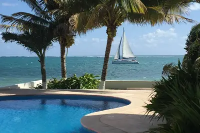 Image de Ocean Front! Belle, fraîchement mis à jour, 2 Br \/ 2 Ba - étapes du sable