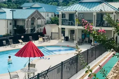 Image de * Condo élégant * Au bord de la piscine * 2 chambres à coucher avec entrée indépendante * 2 rois * 2 fauteuils inclinables * canapé-lit * Sunporch