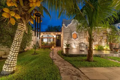 Image de Maison coloniale privée avec piscine au cœur du centre-ville de Cancun