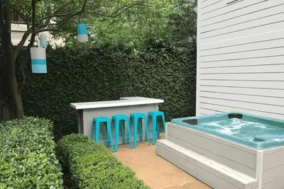 Image de Midtown 3\/3 Maison de ville au coeur de tout - Patio avec bar et bain à remous!
