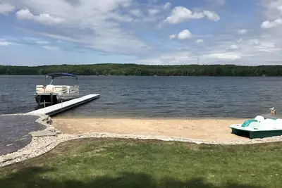Image de Cottage au bord du lac avec plage de sable fin et grande pêche sur Gun Lake à Fountain Mi