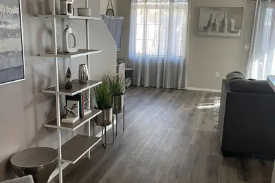 Image de Belle, haut de gamme entièrement meublé 2 Br, Maison de ville dans la communauté populaire Mesa fermée