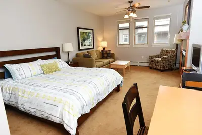 Image de Walk to Slopes! Condo plus récent! Capacité d'accueil 4 Stationnement de garage gratuit! Jacuzzi!
