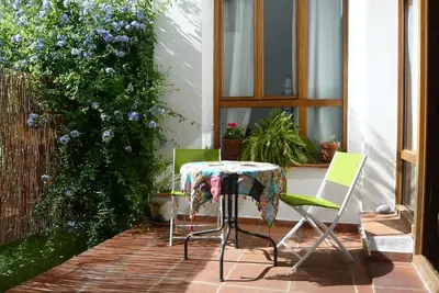 Image de appartement original et confortable au rez-de-chaussée avec patio
