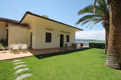 Image de Villa de Mer Dans la Baie Calme Avec des Vues Spectaculaires sur L'etna