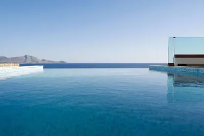 Image de Villa de luxe Verna avec piscine à débordement
