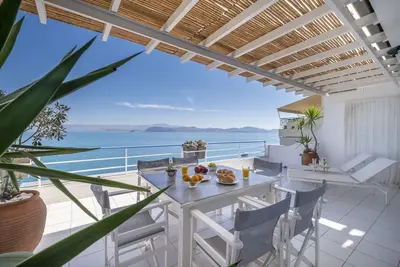 Image de Loft de luxe sur la plage, balcon avec vue sur la mer, près de Nauplie, Mycènes