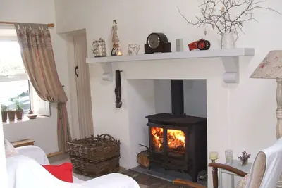 Image de Cottage en pierre rustique traditionnel avec pêche en rivière privée.