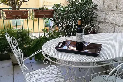 Image de Romantique et calme, avec terrasse privée, wifi, près plages et Tramway