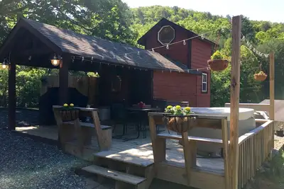 Image de Red Tiny House dans les montagnes - cascade, jacuzzi et vue imprenable sur la ferme