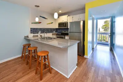 Image de Totalement rénové lumineux et beau 2bed 2 condo de bain à quelques pas de la Beac