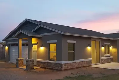 Image de Deux chambres, maison d'hôtes nouvellement construite à Gilbert