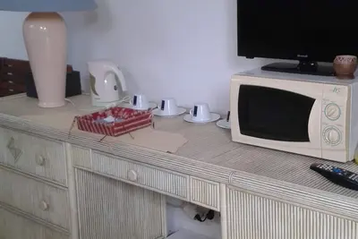 Maison de plein pied avec petite cour aménagée et clôturée.