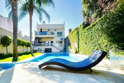 Image de Une Oasis avec piscine pour 2 familles ou grands groupes (Dot Baires Mall)