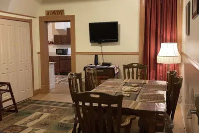 Image de Buffalo Suite, Converted1894 Historic Hotel, vue sur le Main St avec ménage quotidien