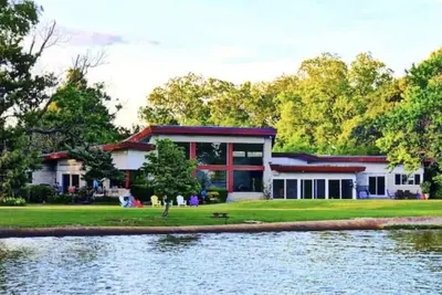 Image de Mid-Century Modern Lakefront Estate, près de la plage et la baie!