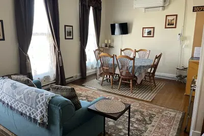 Image de Antelope Suite, Converti 1894 Historic Hotel avec vue sur la rue principale et ménage