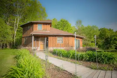 Image de Incroyable espace voûté entouré de terrasses dans la forêt avec un cinéma maison de 120 \"