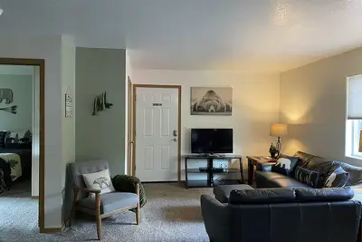 Image de 3 Chambre, 1 salle de bain, Lodge calme avec vue sur la forêt!