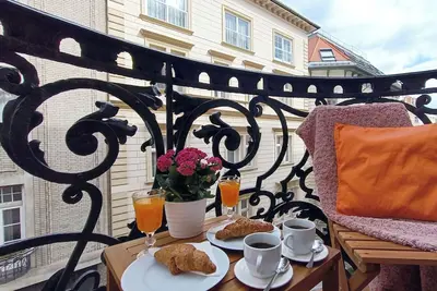 Image de 1br \/ 1ba, A \/ C ♥ Suite Super Chic Et Lumineuse Avec Balcon PRIVÉ!