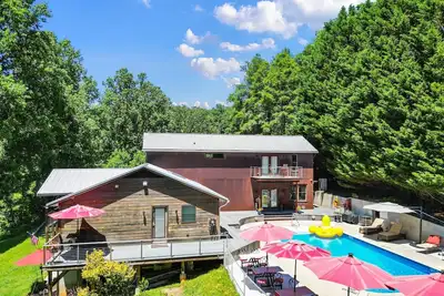 Image de Glamping; Airstream + petit déjeuner + spa + Vue sur la montagne + 2m Dtn Asheville