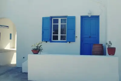 Une tranche de Mykonos ciel près de la plage.