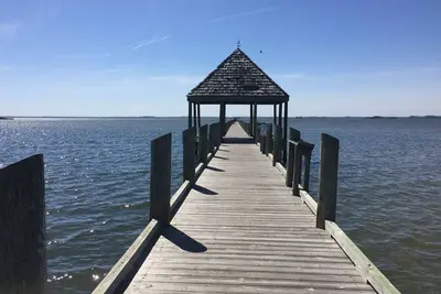 Image de Condo devant le canal 1. 5 pâtés de maisons de la plage et du parc Northside. Profitez de la piscine!