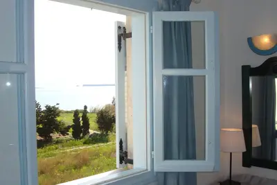 Image de chambre bleue et la mer avec côté fenêtre vue sur la mer